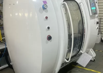 Oval walk-in hyperbaric chamber