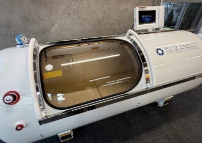 Hard shell hyperbaric chamber